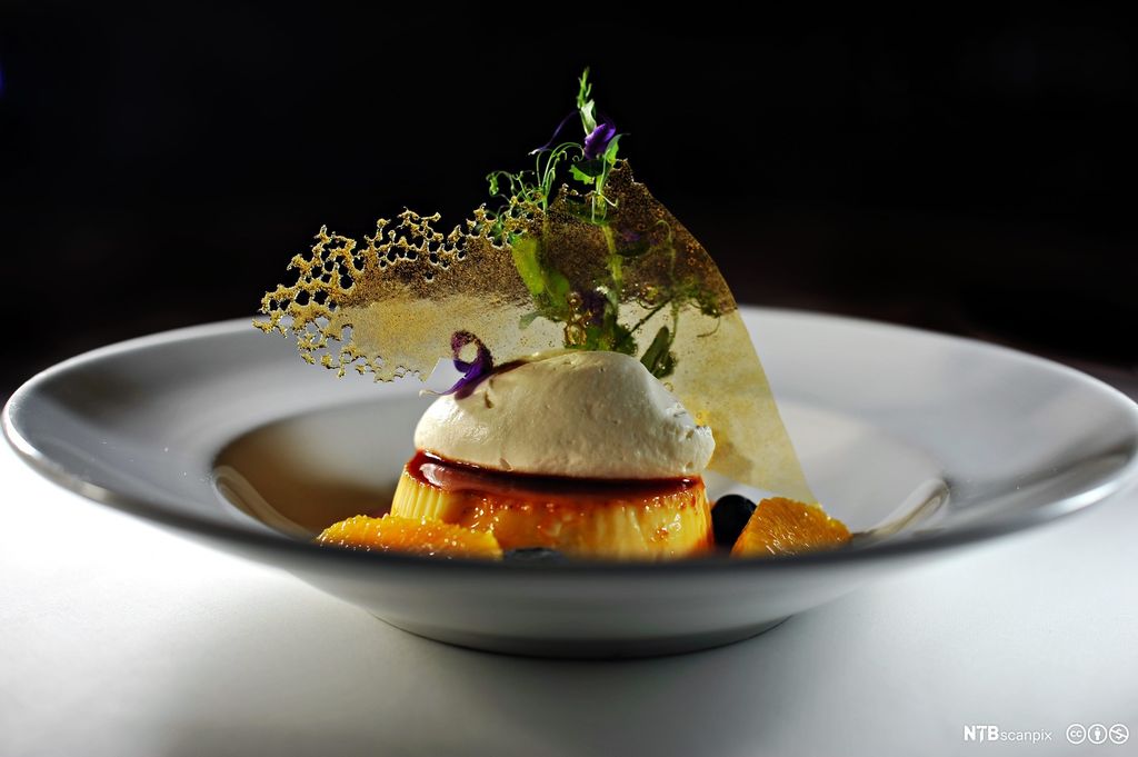 Karamellpudding med krem. Foto.