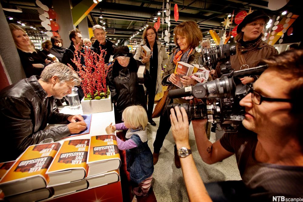 Knausgård signerer bøker. Foto. 