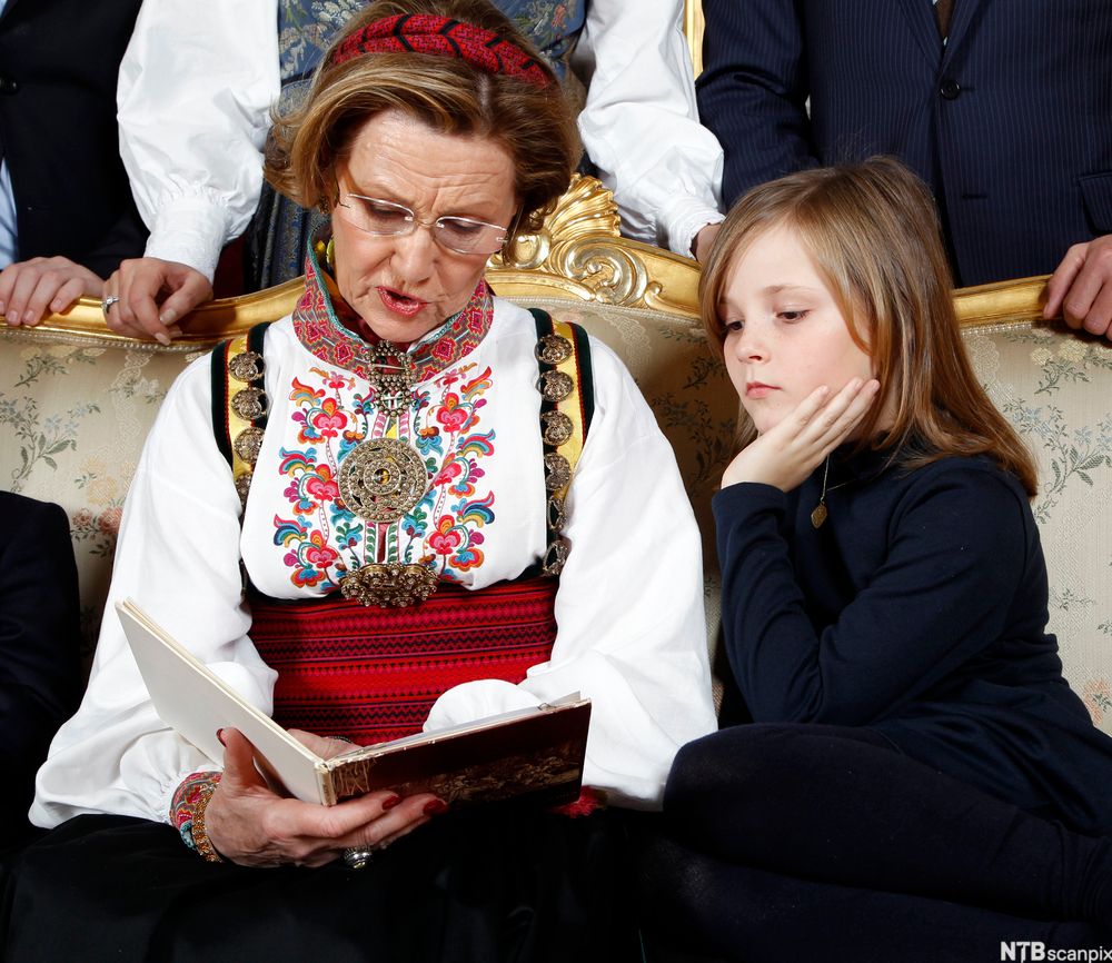Dronning Sonja leser eventyr for Ingrid Alexandra
