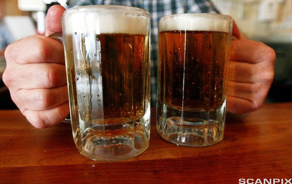 To krus med skummende øl. Foto.