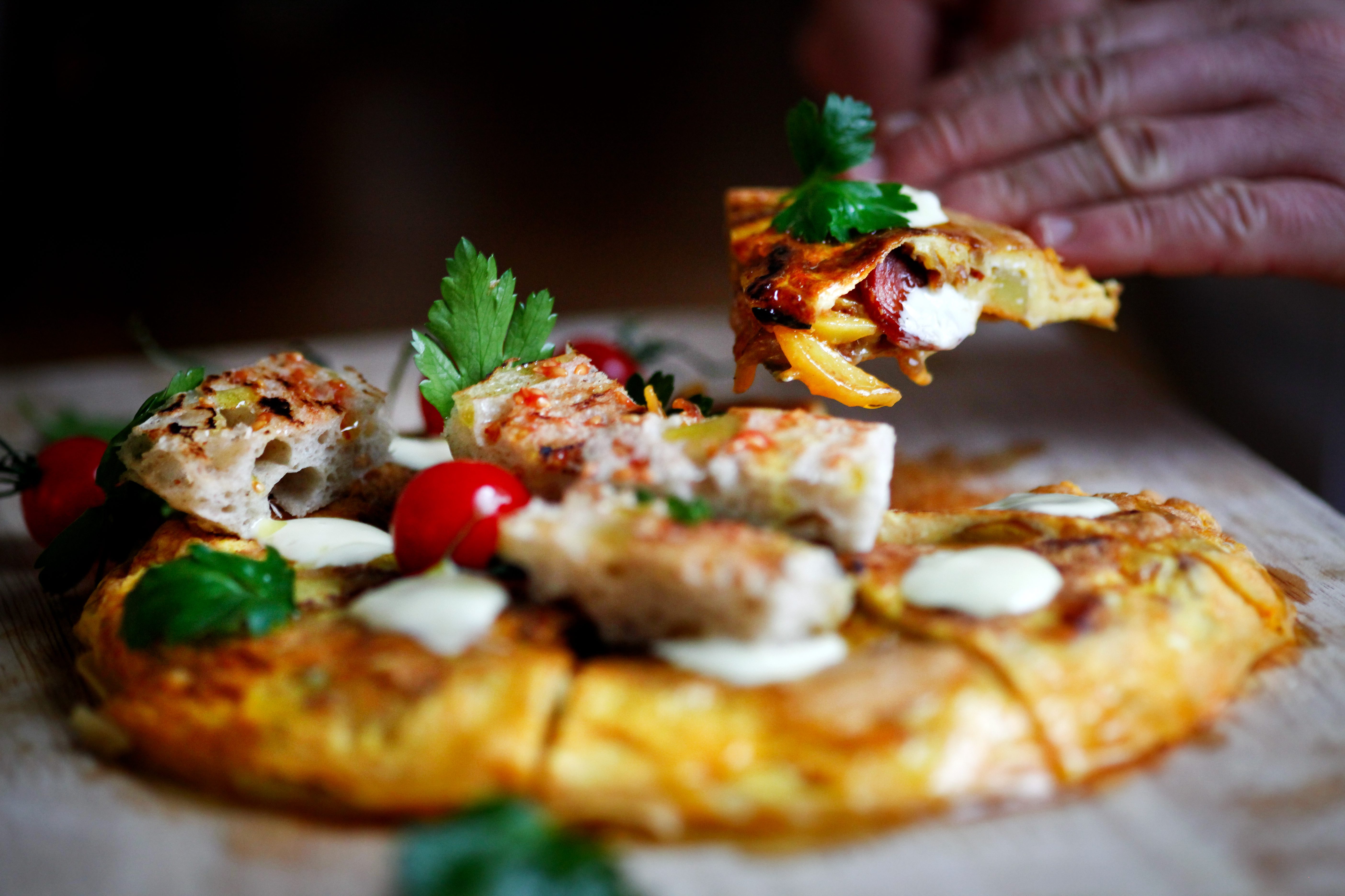 En spansk potetomelett anrettet på et fat og skåret i serveringsstykker. Foto.