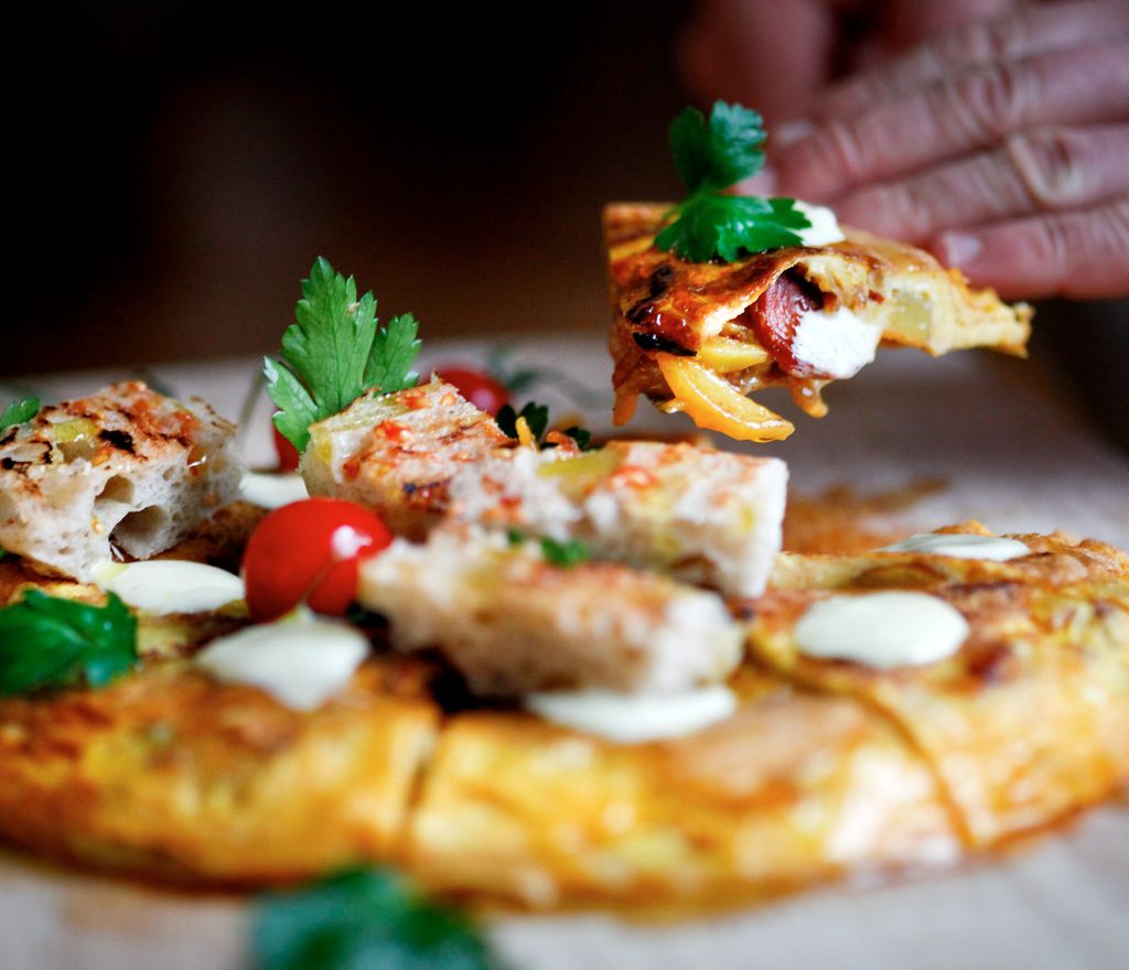 En spansk potetomelett anrettet på et fat og skåret i serveringsstykker. Foto.