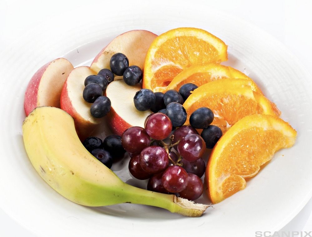 Oppskåret frukt på et fat. Foto.