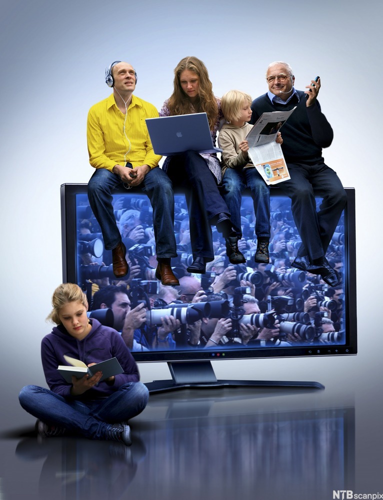 Personer med forskjellige elektroniske medier. Foto.