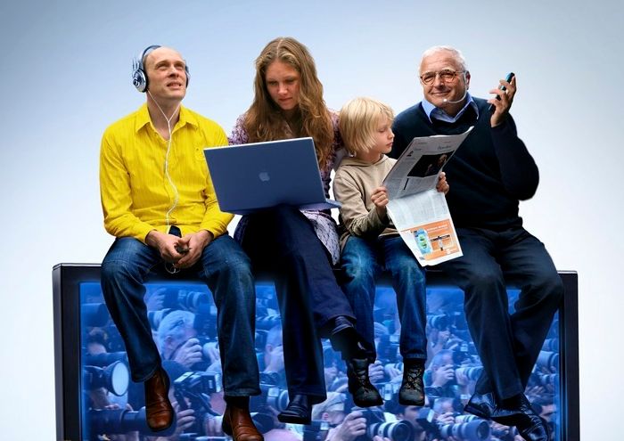 Personer med forskjellige elektroniske medier. Foto.