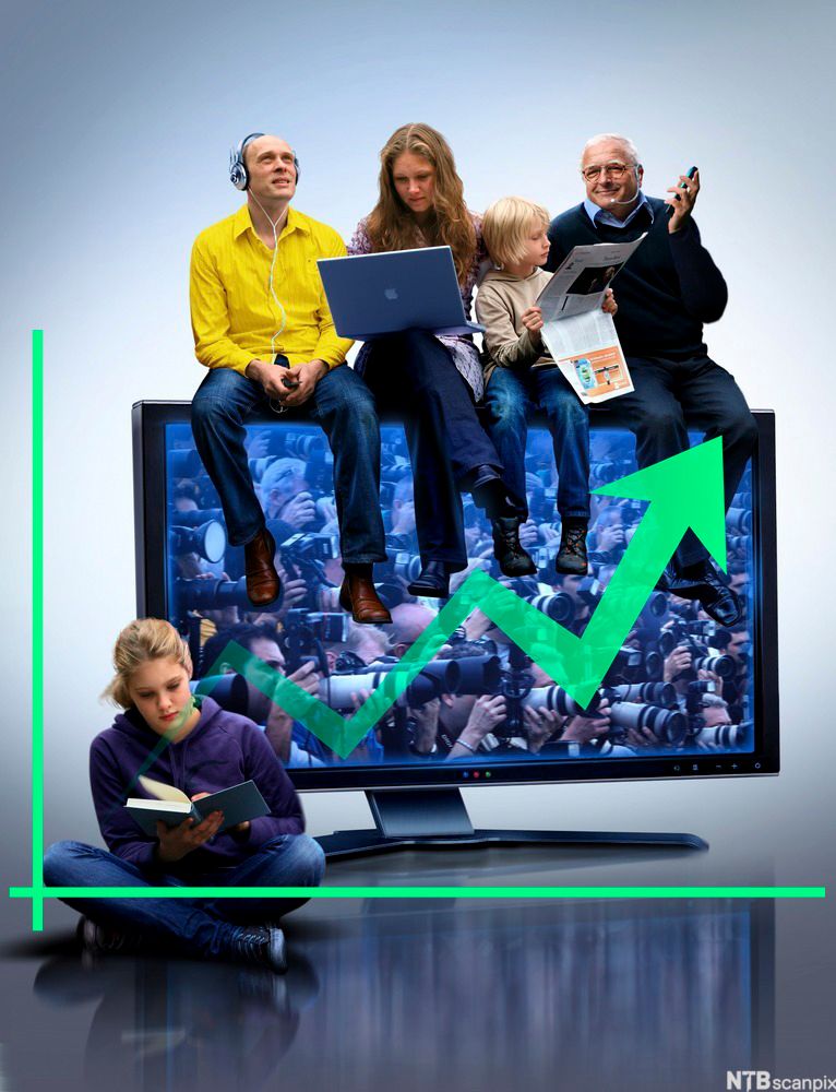 Mennesker som sitter på en stor TV og forbruker ulike typer medier. En stor pil på TV´en går oppover mot høyre. Foto.