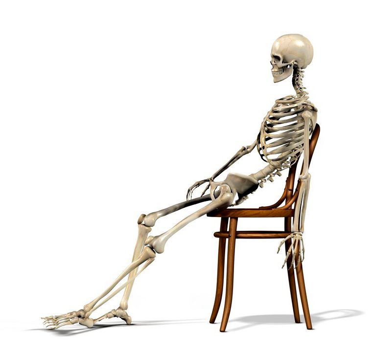 Et skjelett sitter på en stol i feil sittestilling. Illustrasjon. 