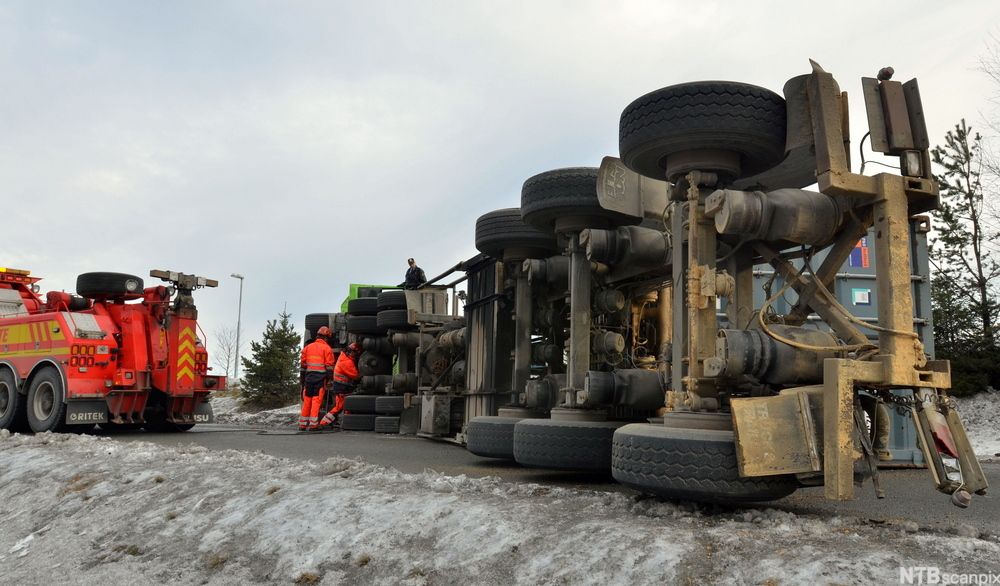 Et vogntog har veltet. En bergingsbil er på stedet. Foto.