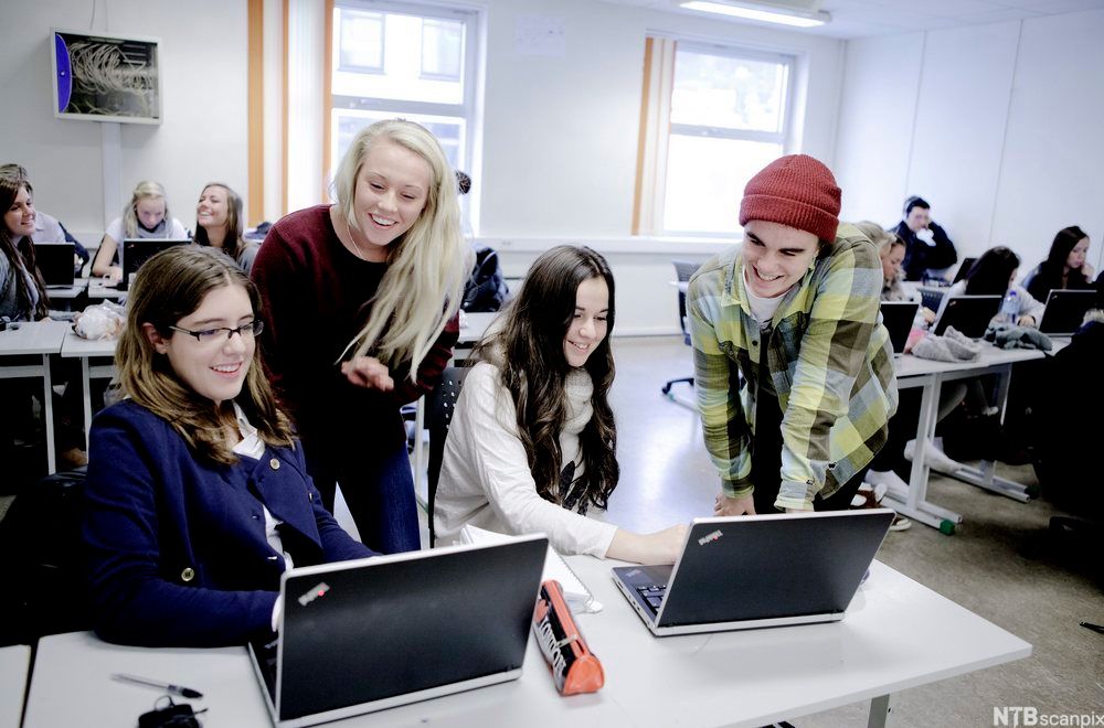 Elever som samarbeider. Foto.