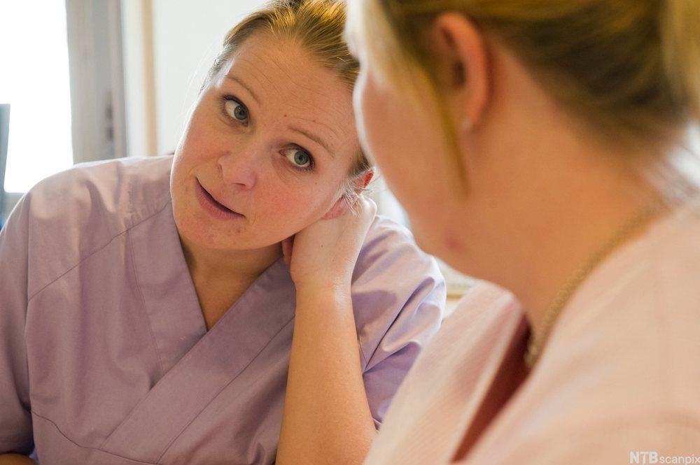 To kvinnelige helsefagarbeidere i samtale. Foto. 