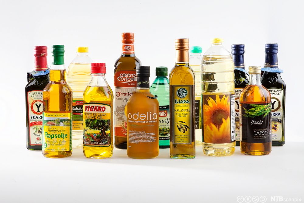 Oljer av ulike sorter på flasker. Foto.