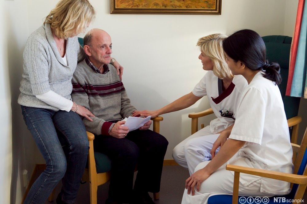 Samtale med pasient, pårørende og helsepersonell. Foto.