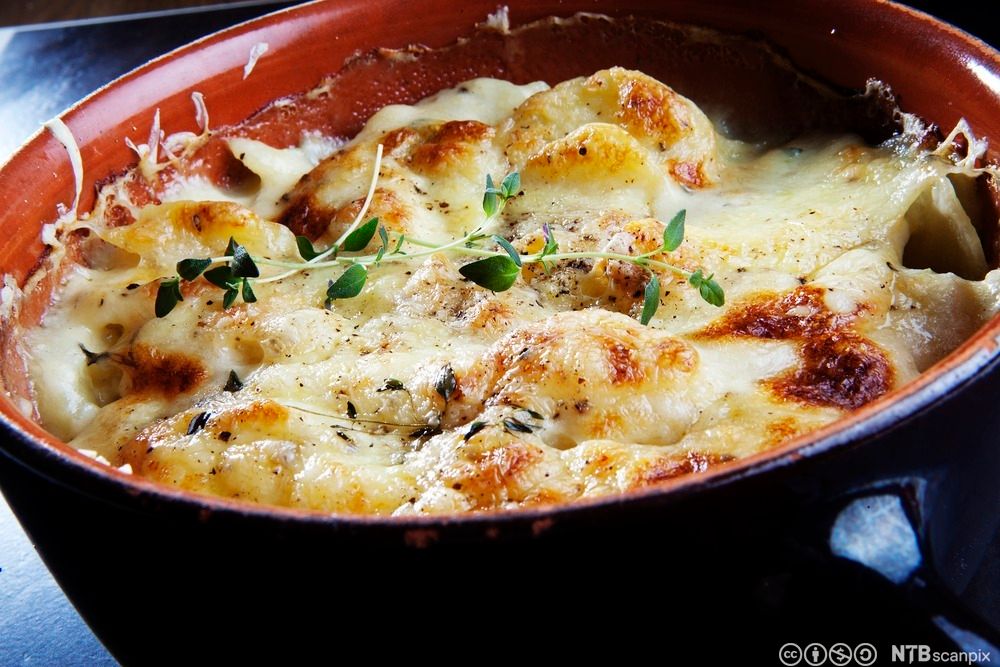 Fløtegratinerte poteter i ei panne. Foto.