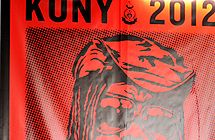 Rød plakat med tegnet portrett og tittelen Kony 2012. Illustrasjon.