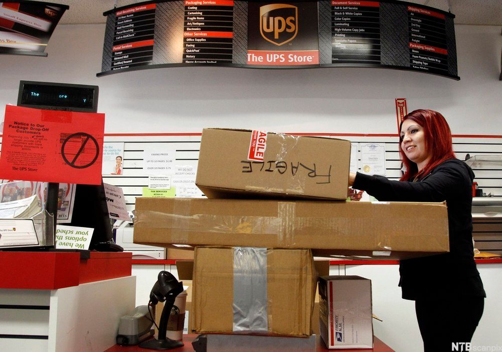 Store pakker på transportbånd. foto.