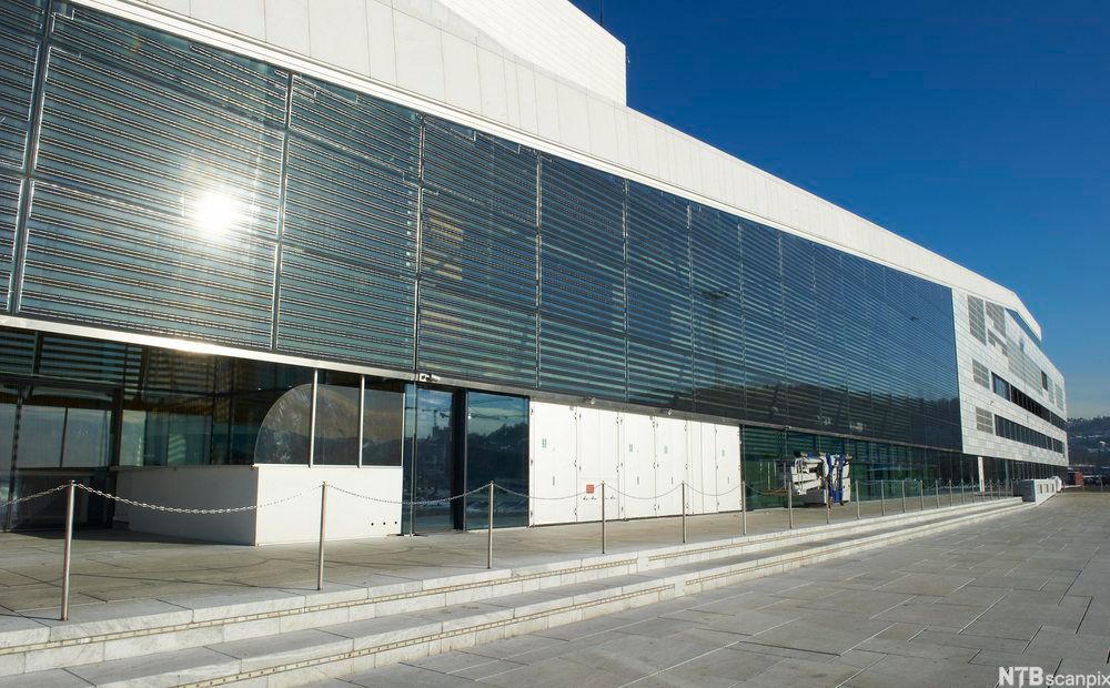 Solceller på ytterveggen av et moderne hvitt bygg. Foto.