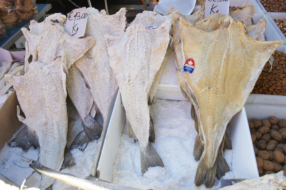 Klippfisk på ein marknad. Foto