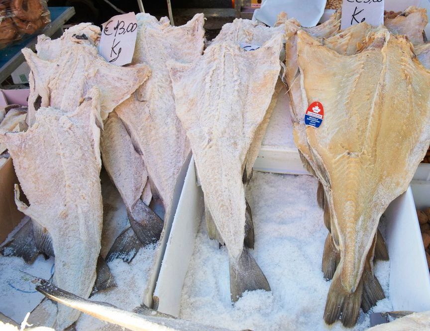 Klippfisk på ein marknad. Foto