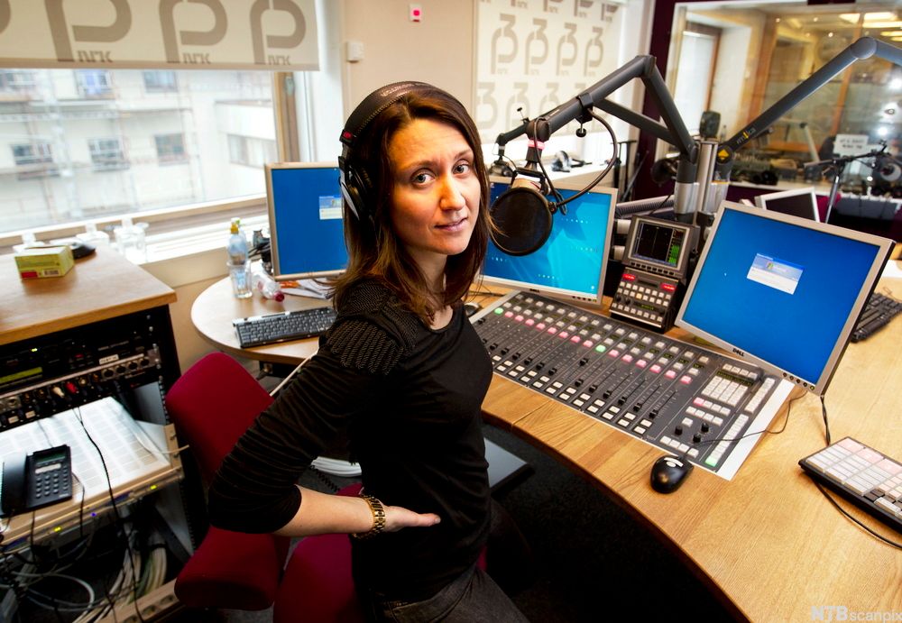 Silje Ese Haugen i radiostudio. Foto.