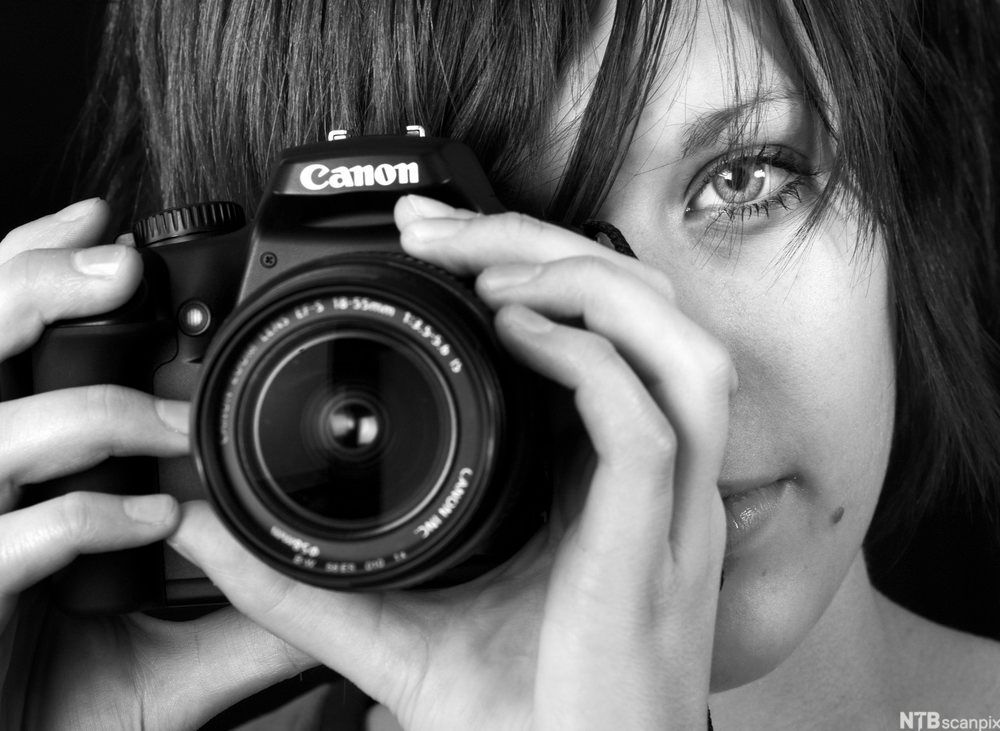 Jente som fotograferer