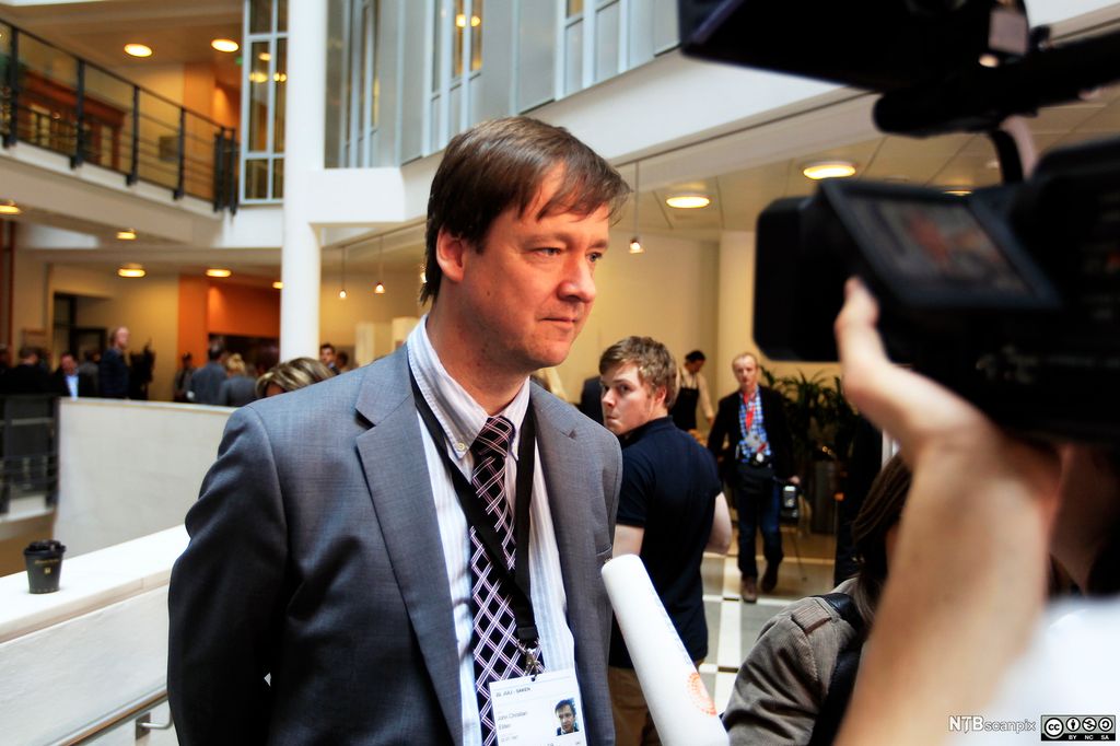 Advokat John Christian Elden blir intervjuet av pressen utenfor rettssal 250 i Oslo tinghus. Foto.