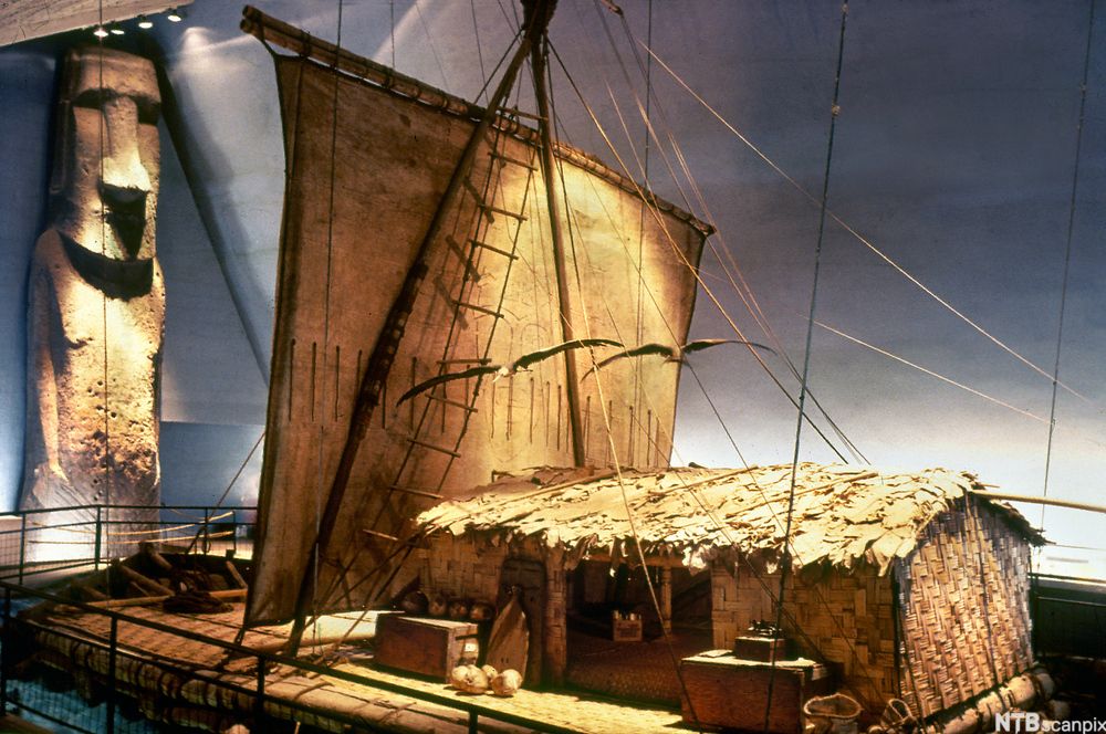 Balsaflåten Kon-Tiki på Kon-Tiki-museet. Det er ei flåte med stråhytte og segl. Foto.