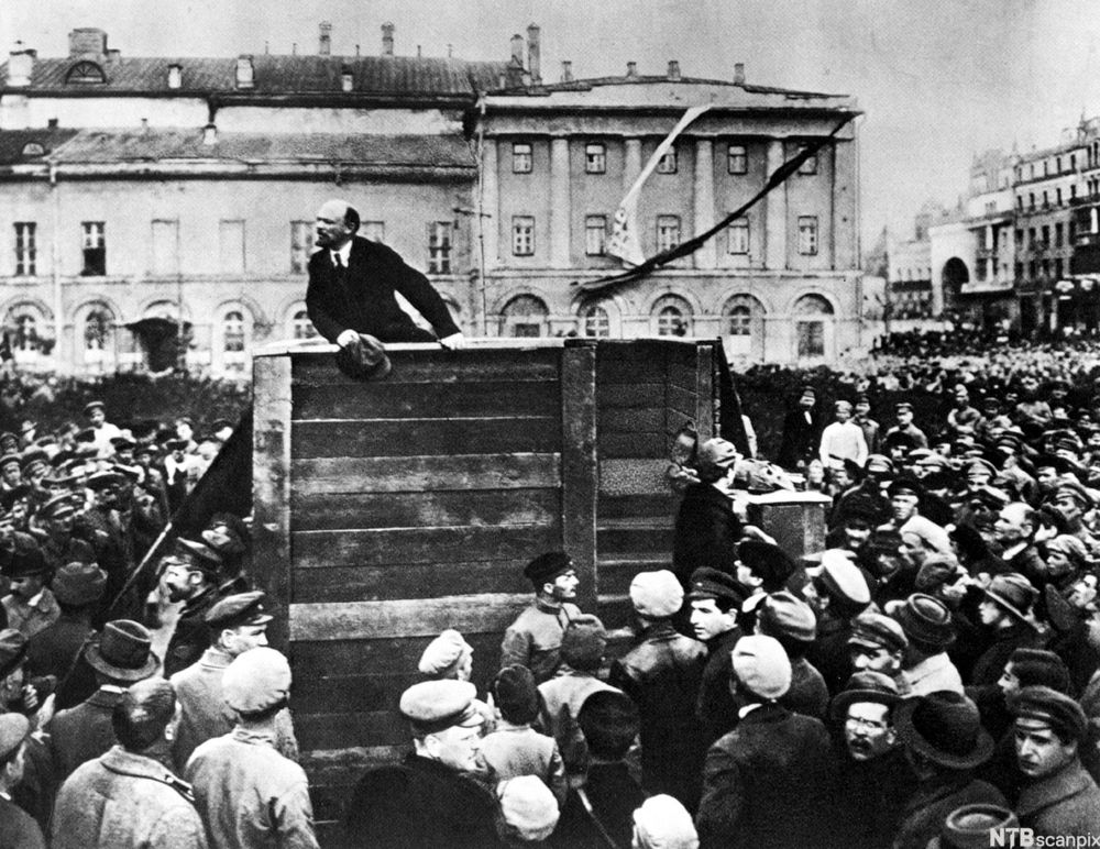 Lenin på en talerstol taler til en stor folkemengde i Moskva i 1920. Foto. 