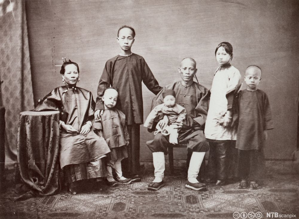 En kinesisk butikkeier med sin familie i Kina i 1860. Foto.