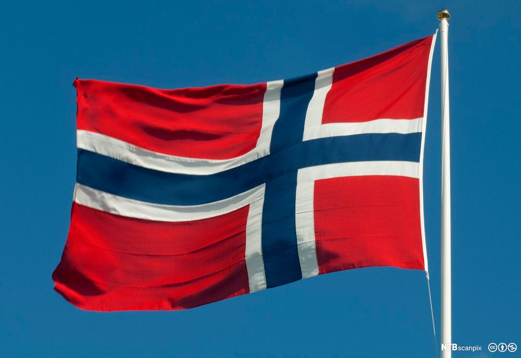 Et norskt flagg som vaier i vinden.