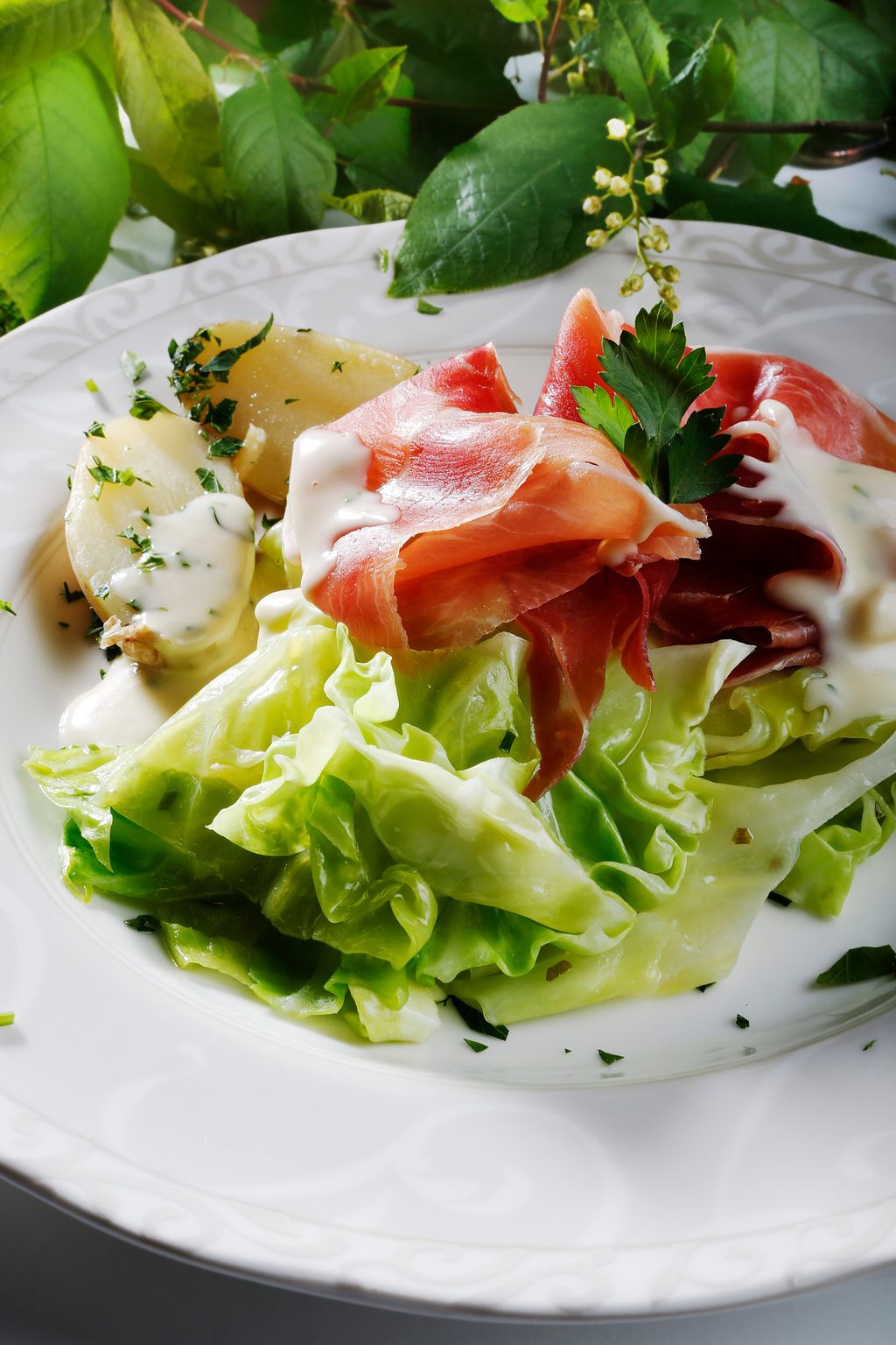 Fargerik rett på kvit tallerken. Foto.