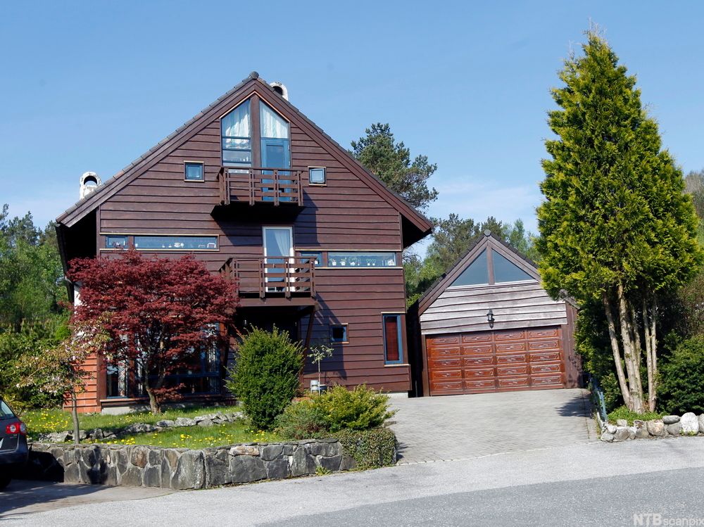 Enebolig med garasje sett fra gata. Begge bygningene har saltak og gavlveggen ut mot gata. Foto.