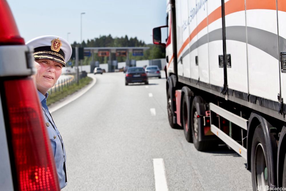 En tollbetjent ser på en trailer som passerer ved en grenseovergang. Foto.