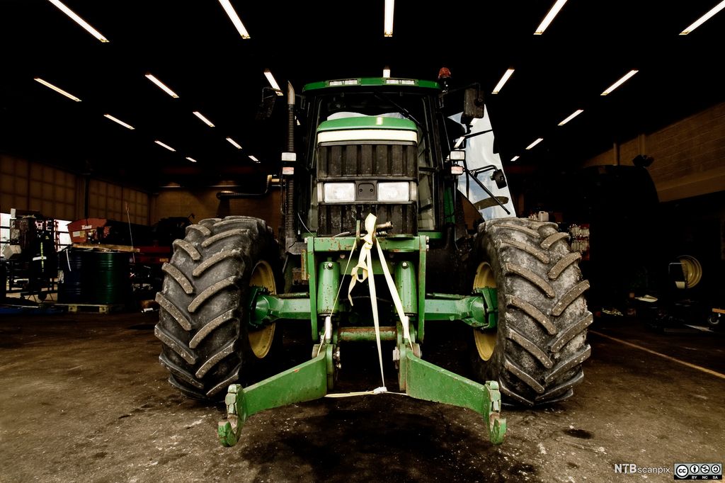 Traktor i garasje. Foto.