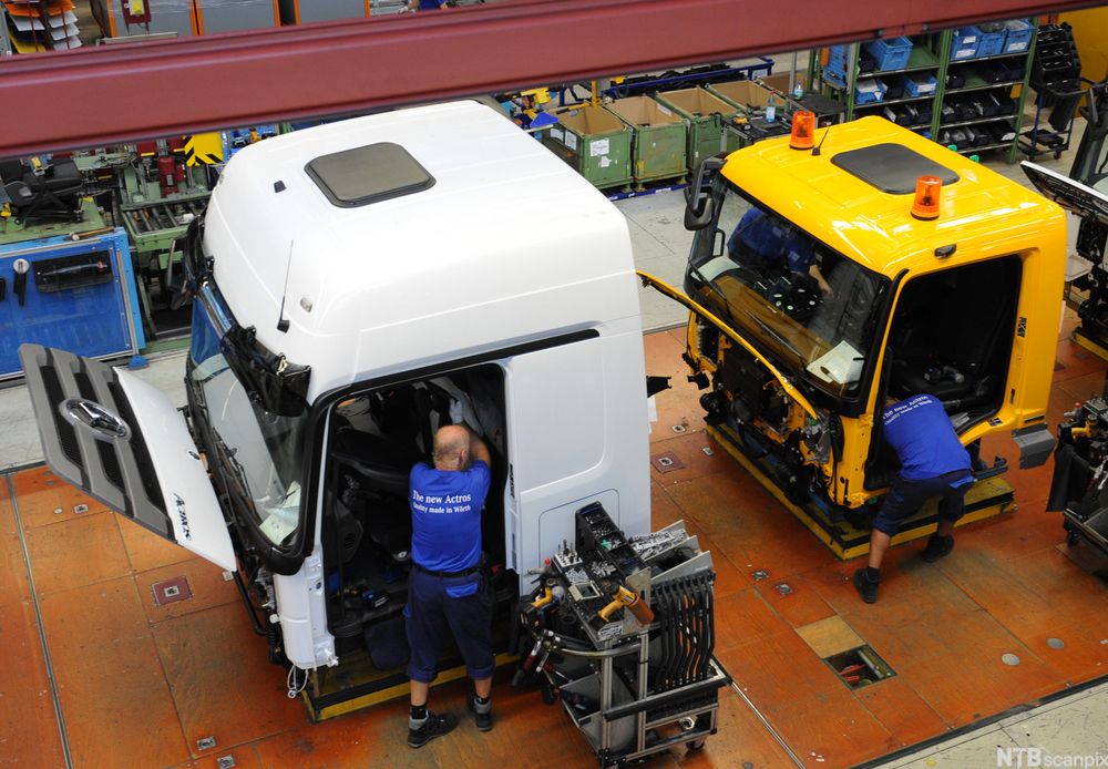 To personer jobber med hvert sitt styrhus på lastebil. foto.