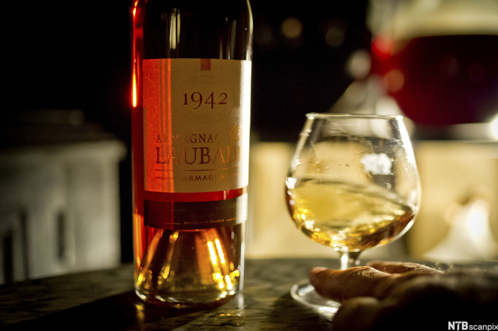 En flaske årgangsarmagnac fra 1942 og et glass som står ved siden av. Foto.