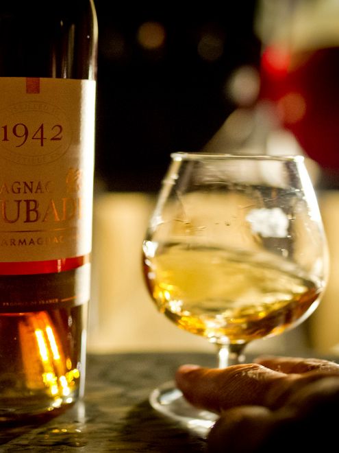 En flaske årgangsarmagnac fra 1942 og et glass som står ved siden av. Foto.