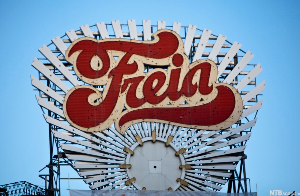 Eit stort Freia-skilt på toppen av ein bygning. Foto.