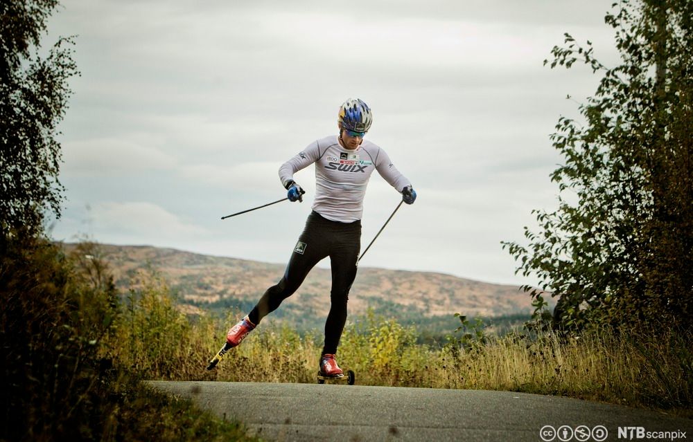 Petter Northug på rulleski. Foto.