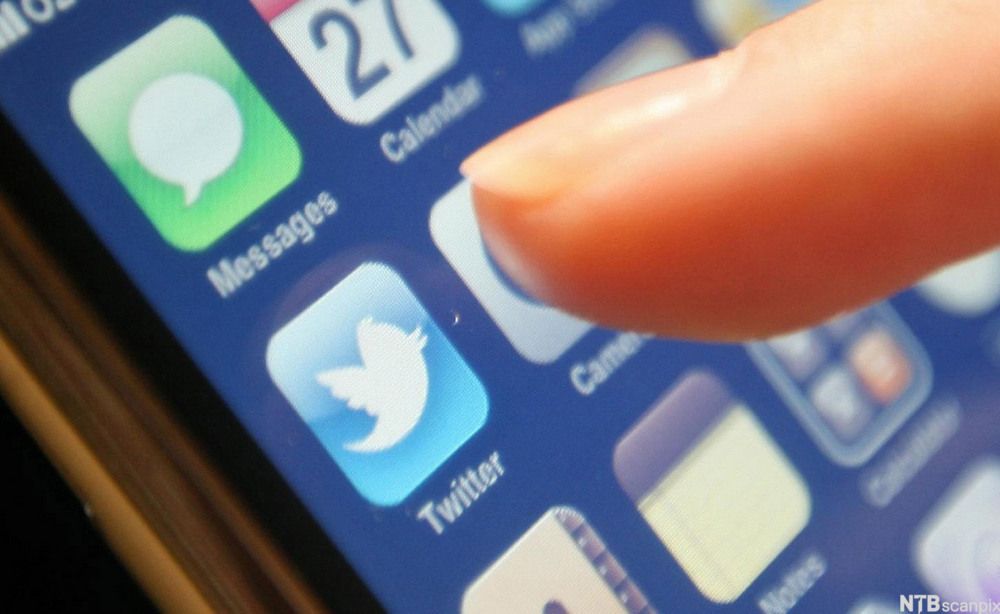 Twitter-app på telefonskjerm. Foto.