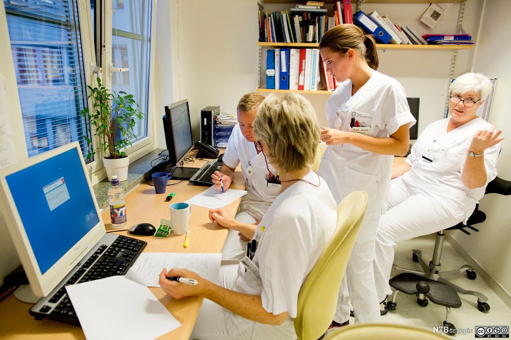 Sykepleiere på et kontor. Foto.