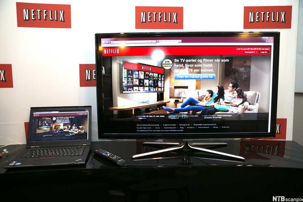 Foto av en bærbar datamaskin og en stor dataskjerm som begge viser nettstedet til strømmeselskapet Netflix.