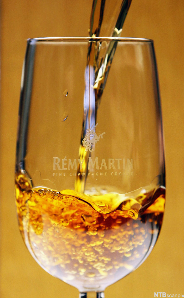 Konjakk skjenkes i et glass. Foto.