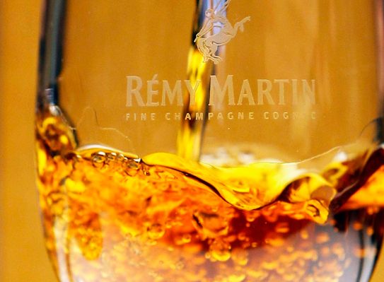 Konjakk skjenkes i et glass. Foto.