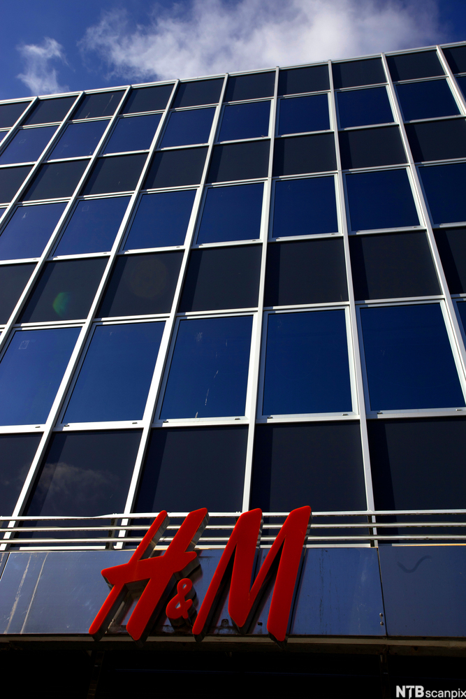 H&M logo på veggen til et butikklokale. Foto. 