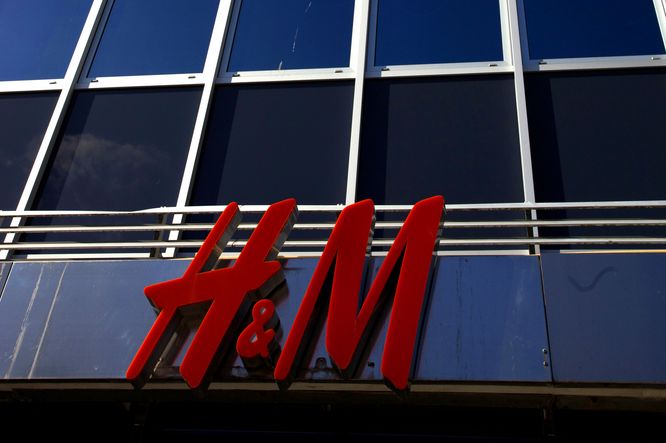 H&M logo på veggen til et butikklokale. Foto.