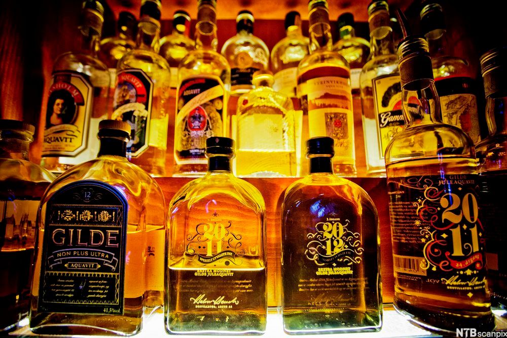 Flasker med forskjellige typer akevitt. Foto.