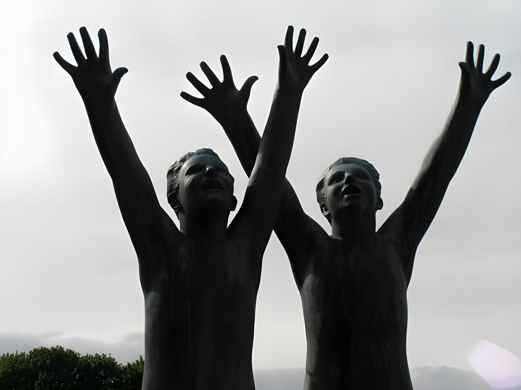 Statuer av Vigeland. Personene strekker hendene mot himmelen samtidig som blikket er vendt oppover. Foto.