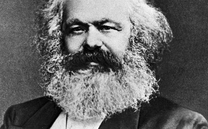 Portrett i svart-hvitt av Karl Marx. Han har en stor bart og mye skjegg. Foto.