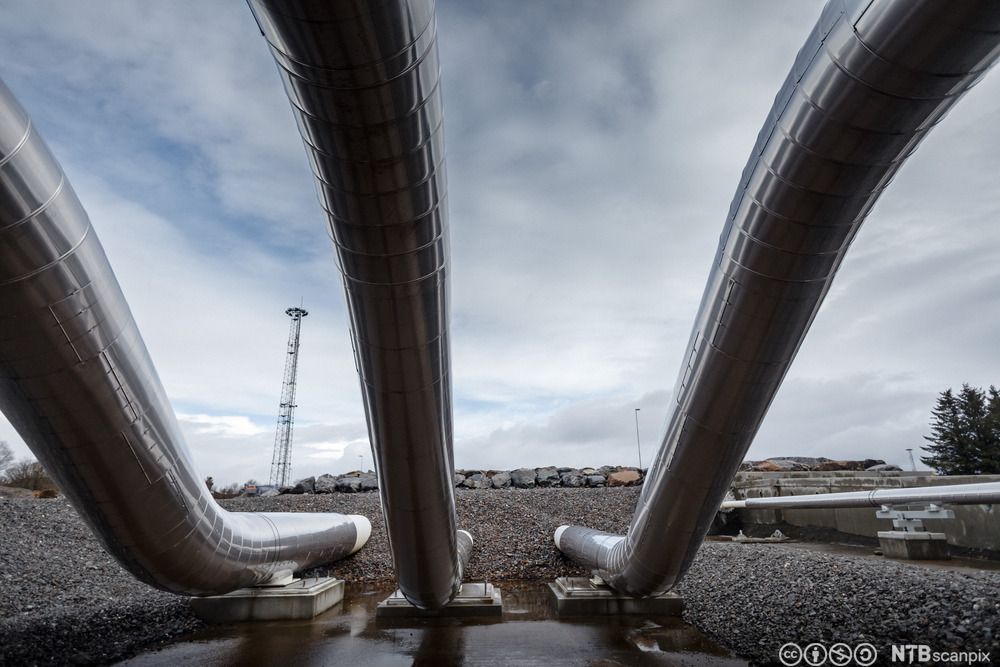 3 rørledninger fra Ormen Lange føres under jorden på land. Foto.