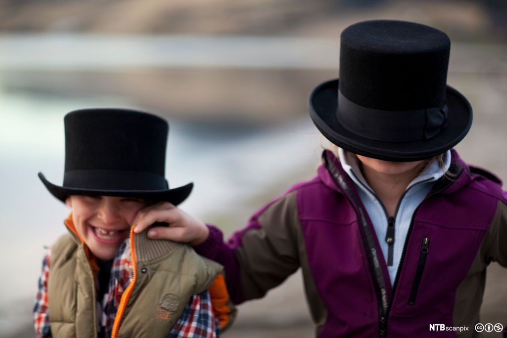 To barn med flosshatt. Foto.